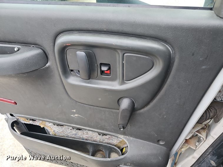 image for item NP9121 2005 GMC C7500  bucket truck