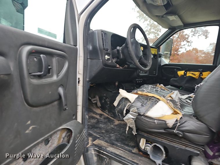 image for item NP9121 2005 GMC C7500  bucket truck