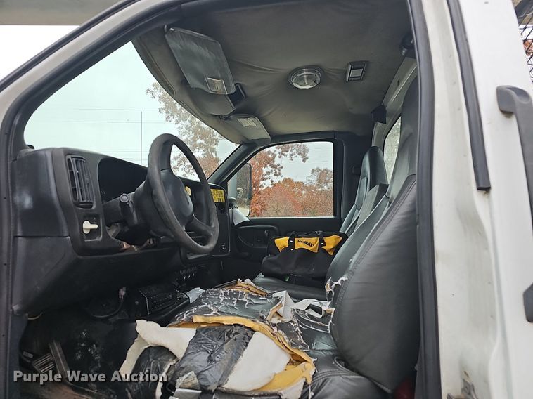 image for item NP9121 2005 GMC C7500  bucket truck