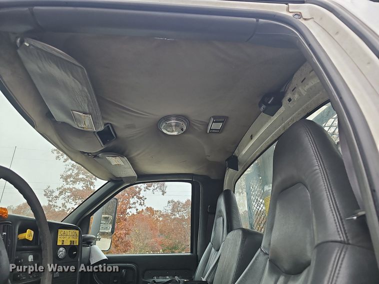 image for item NP9121 2005 GMC C7500  bucket truck