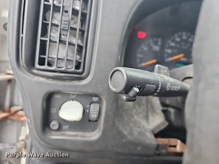 image for item NP9121 2005 GMC C7500  bucket truck