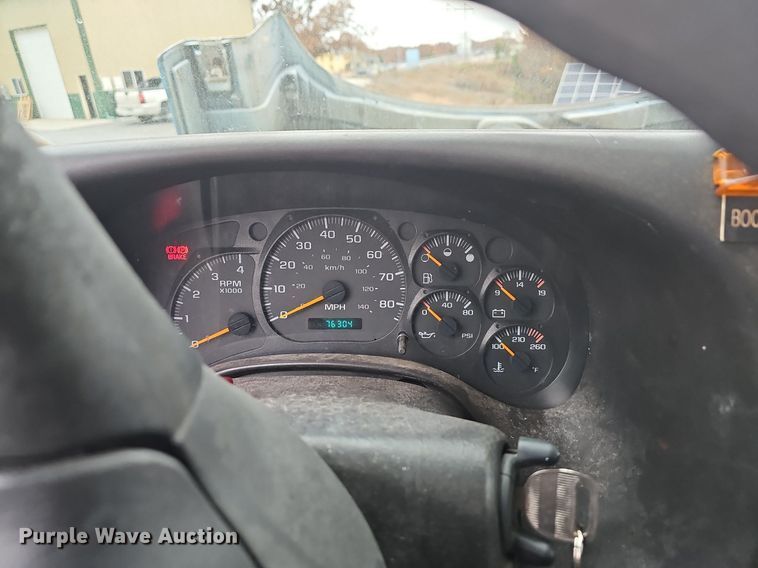 image for item NP9121 2005 GMC C7500  bucket truck