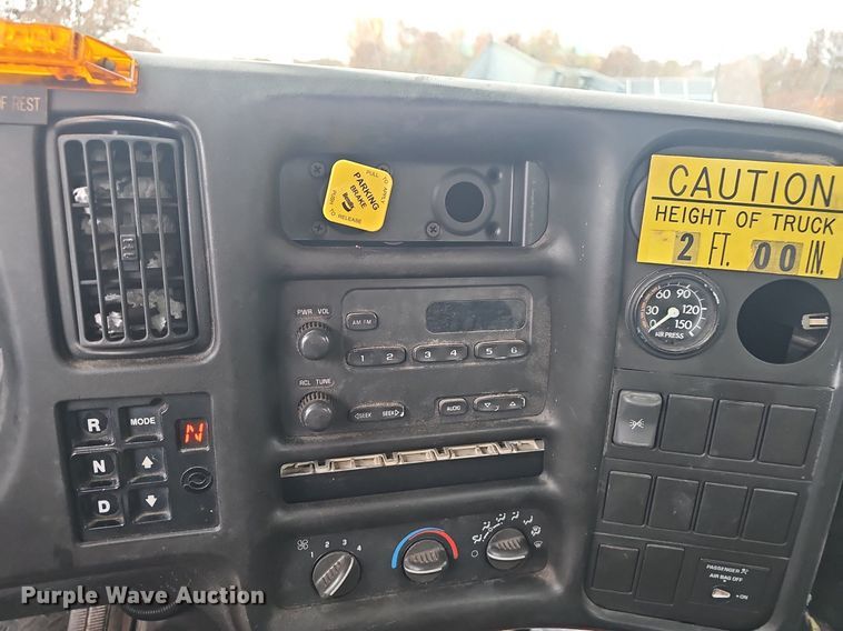 image for item NP9121 2005 GMC C7500  bucket truck