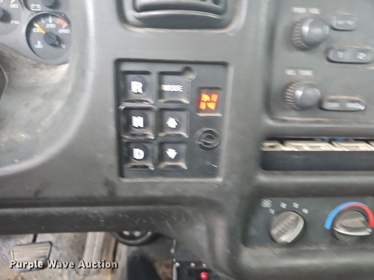 image for item NP9121 2005 GMC C7500  bucket truck