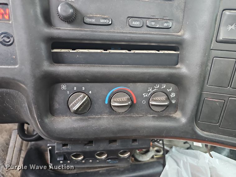 image for item NP9121 2005 GMC C7500  bucket truck