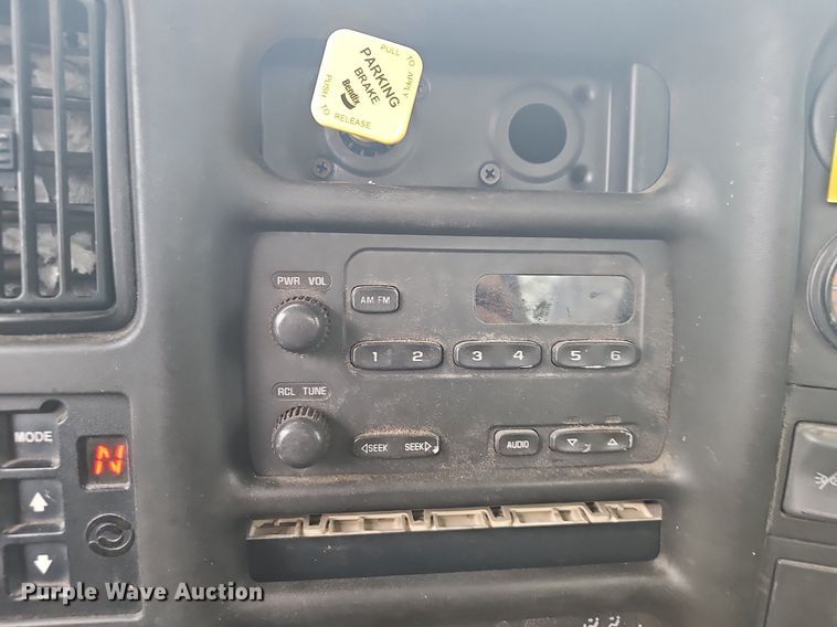 image for item NP9121 2005 GMC C7500  bucket truck