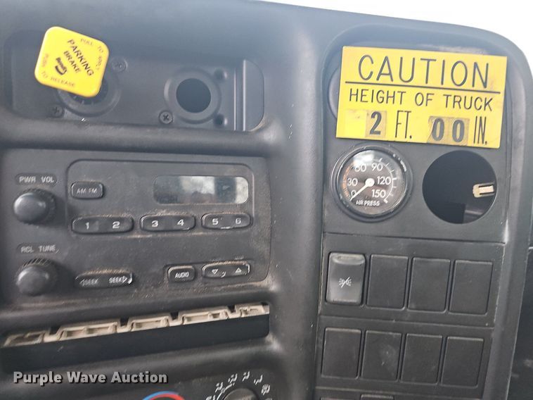 image for item NP9121 2005 GMC C7500  bucket truck