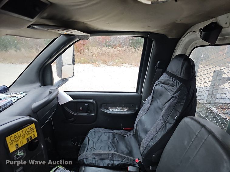 image for item NP9121 2005 GMC C7500  bucket truck