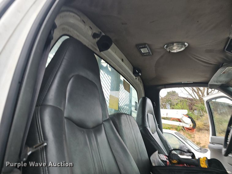 image for item NP9121 2005 GMC C7500  bucket truck