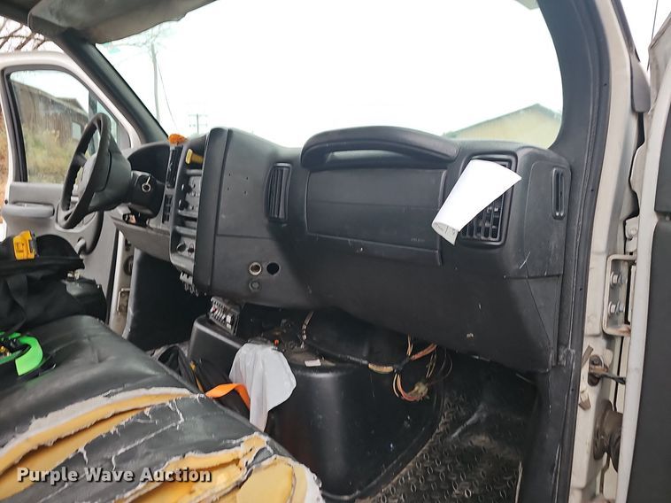 image for item NP9121 2005 GMC C7500  bucket truck