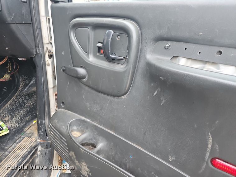 image for item NP9121 2005 GMC C7500  bucket truck