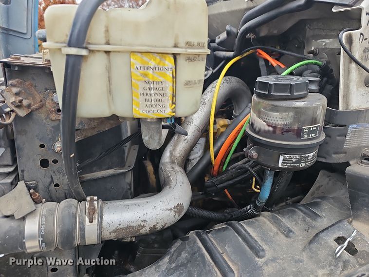 image for item NP9121 2005 GMC C7500  bucket truck