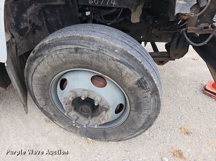 image for item NP9121 2005 GMC C7500  bucket truck