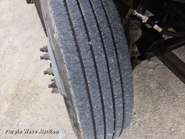 image for item NP9121 2005 GMC C7500  bucket truck