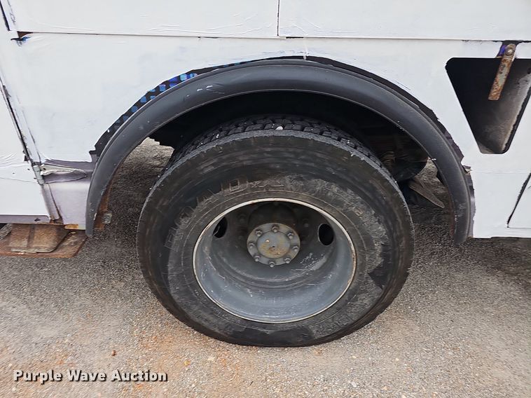 image for item NP9121 2005 GMC C7500  bucket truck