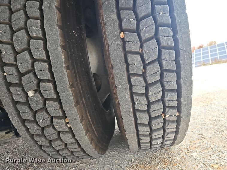 image for item NP9121 2005 GMC C7500  bucket truck