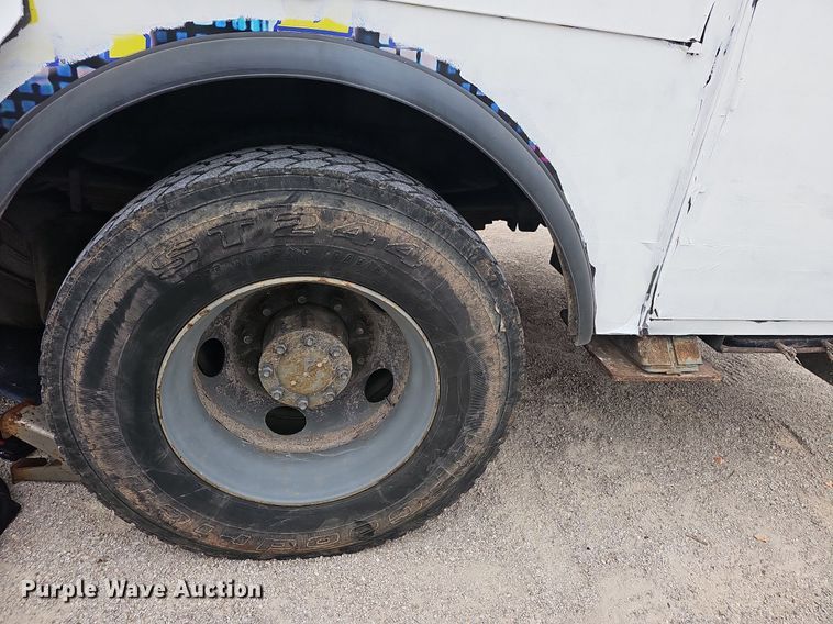 image for item NP9121 2005 GMC C7500  bucket truck