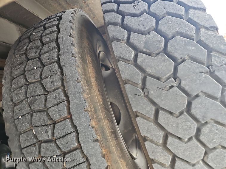 image for item NP9121 2005 GMC C7500  bucket truck