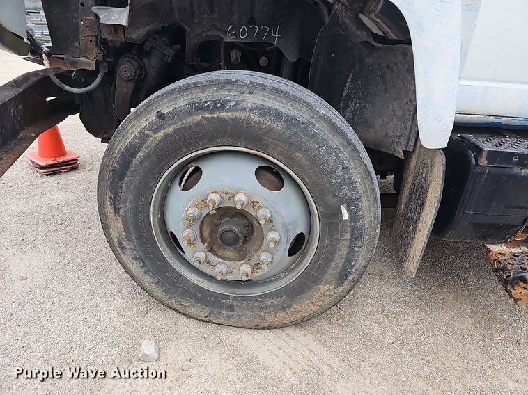 image for item NP9121 2005 GMC C7500  bucket truck