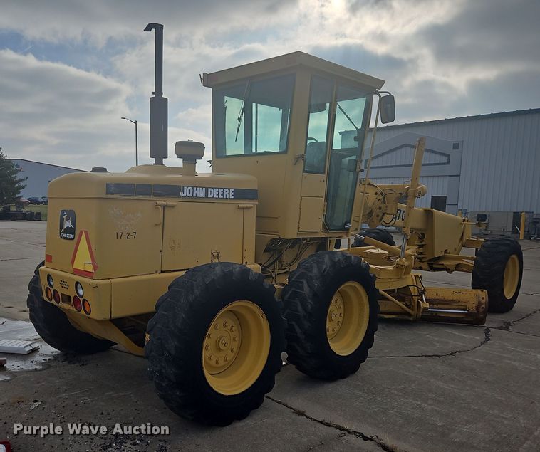 image for item NZ9097 1994 John Deere 570B  motor grader