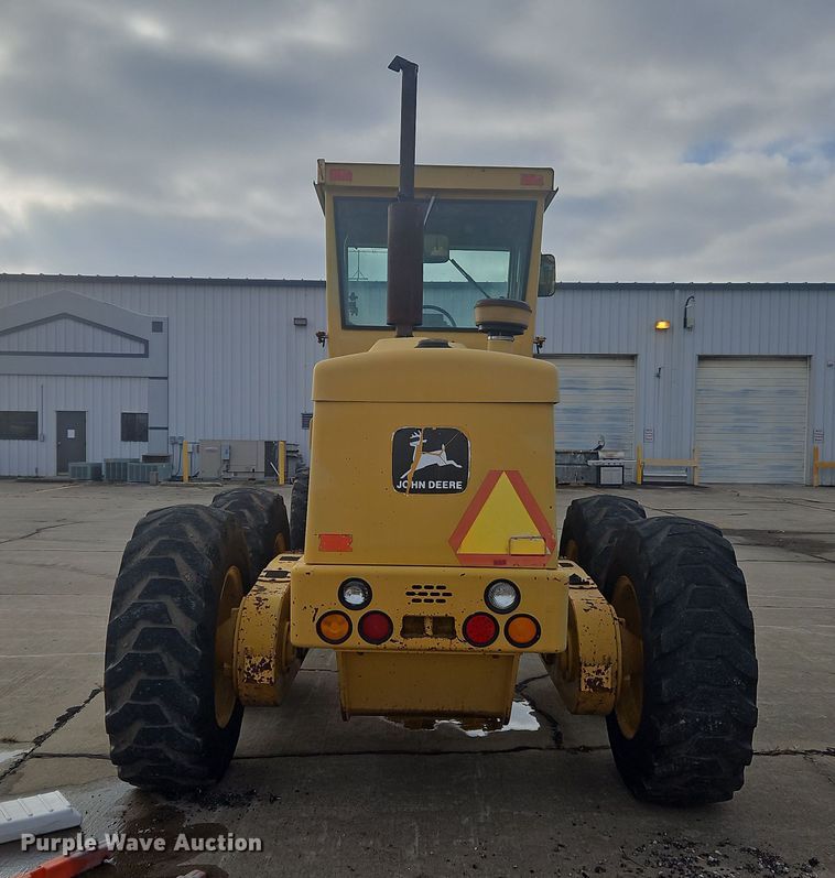 image for item NZ9097 1994 John Deere 570B  motor grader