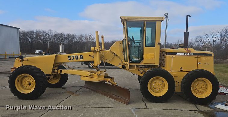 image for item NZ9097 1994 John Deere 570B  motor grader