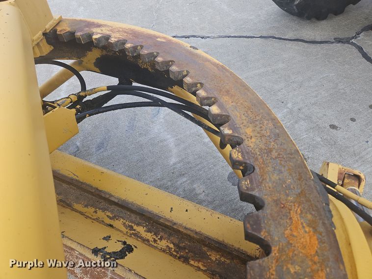 image for item NZ9097 1994 John Deere 570B  motor grader