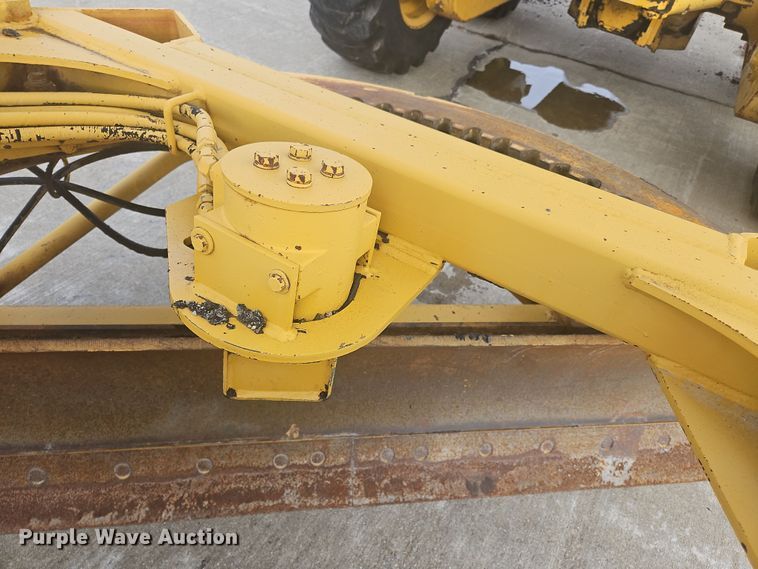 image for item NZ9097 1994 John Deere 570B  motor grader