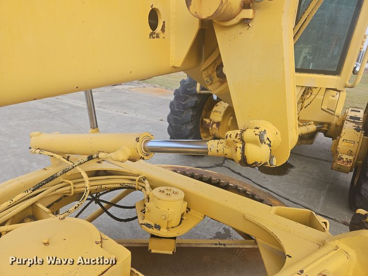 image for item NZ9097 1994 John Deere 570B  motor grader