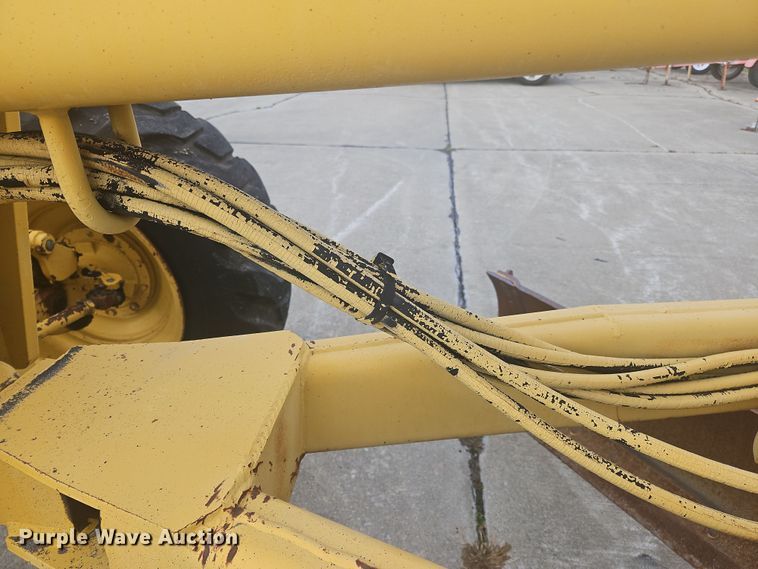 image for item NZ9097 1994 John Deere 570B  motor grader