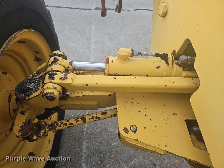 image for item NZ9097 1994 John Deere 570B  motor grader