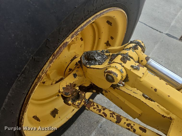 image for item NZ9097 1994 John Deere 570B  motor grader