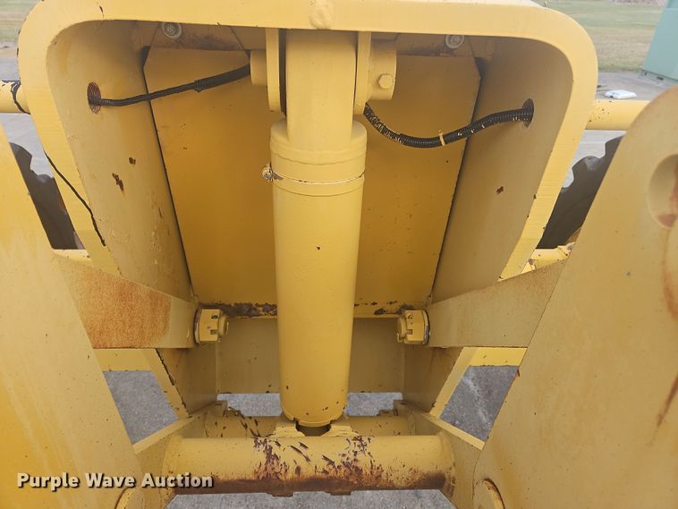 image for item NZ9097 1994 John Deere 570B  motor grader