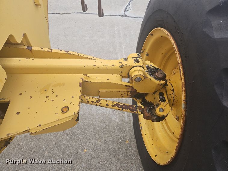 image for item NZ9097 1994 John Deere 570B  motor grader