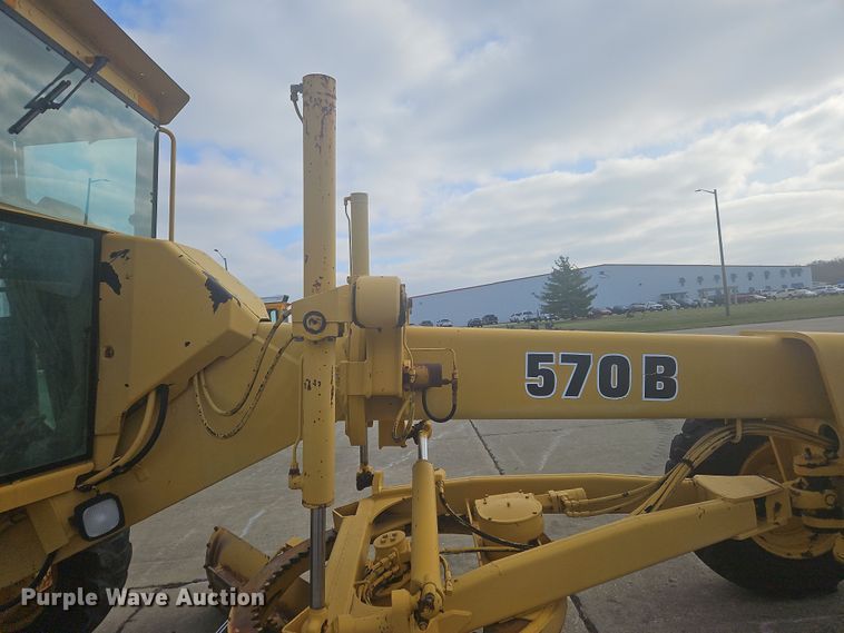 image for item NZ9097 1994 John Deere 570B  motor grader
