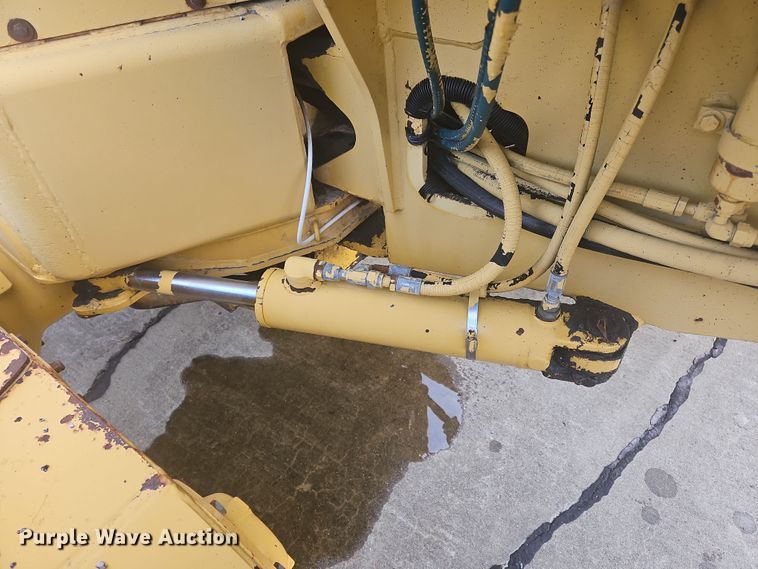 image for item NZ9097 1994 John Deere 570B  motor grader