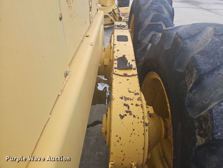 image for item NZ9097 1994 John Deere 570B  motor grader