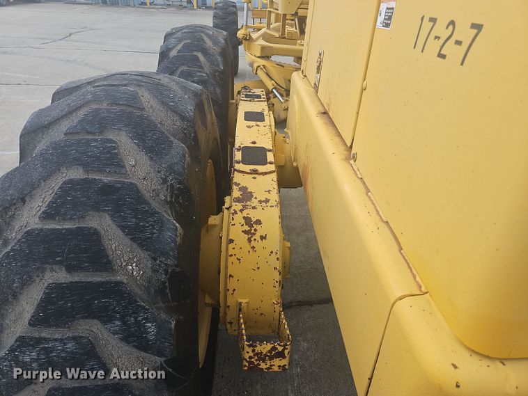 image for item NZ9097 1994 John Deere 570B  motor grader