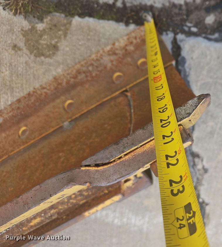 image for item NZ9097 1994 John Deere 570B  motor grader