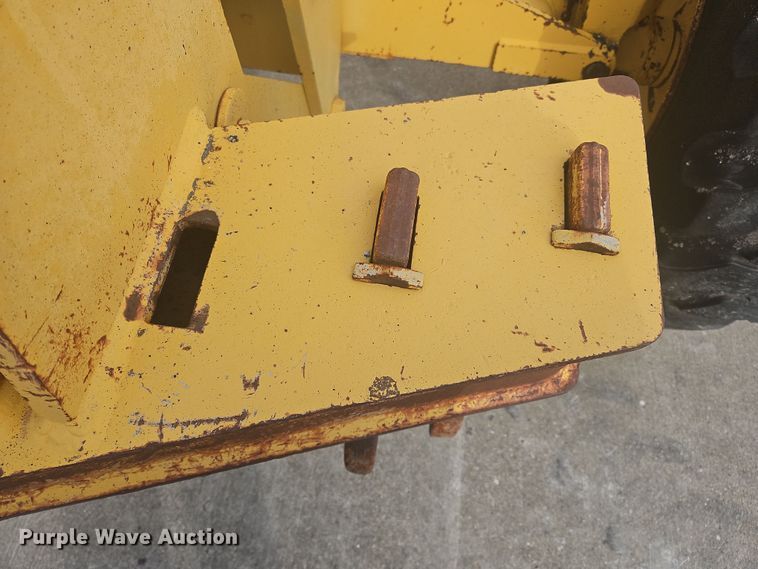 image for item NZ9097 1994 John Deere 570B  motor grader