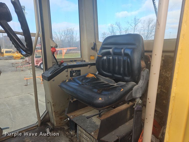 image for item NZ9097 1994 John Deere 570B  motor grader