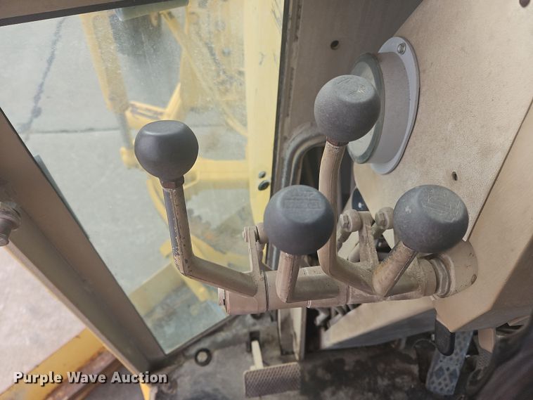 image for item NZ9097 1994 John Deere 570B  motor grader