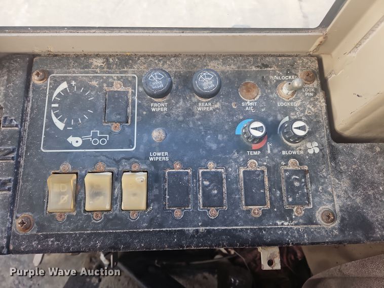 image for item NZ9097 1994 John Deere 570B  motor grader