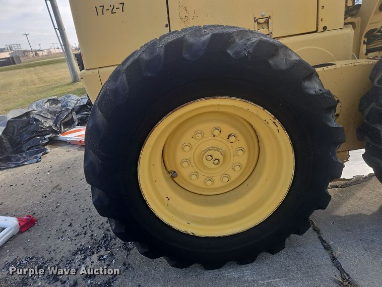 image for item NZ9097 1994 John Deere 570B  motor grader