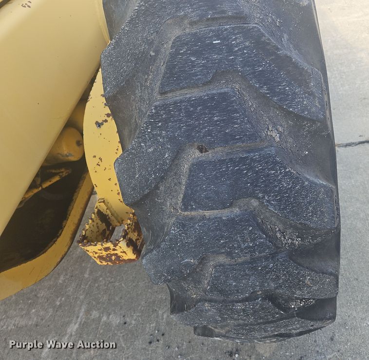 image for item NZ9097 1994 John Deere 570B  motor grader