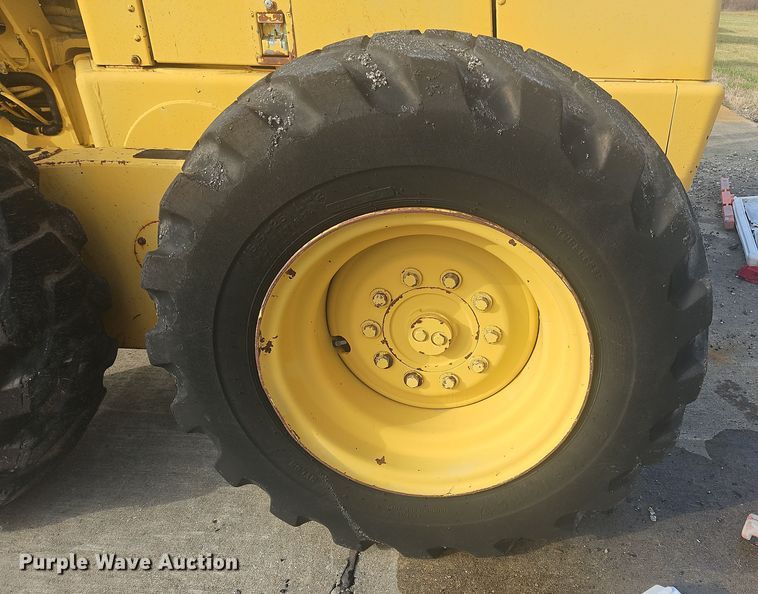 image for item NZ9097 1994 John Deere 570B  motor grader