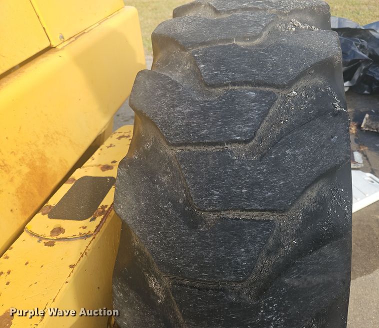 image for item NZ9097 1994 John Deere 570B  motor grader