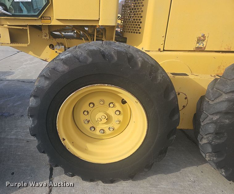 image for item NZ9097 1994 John Deere 570B  motor grader