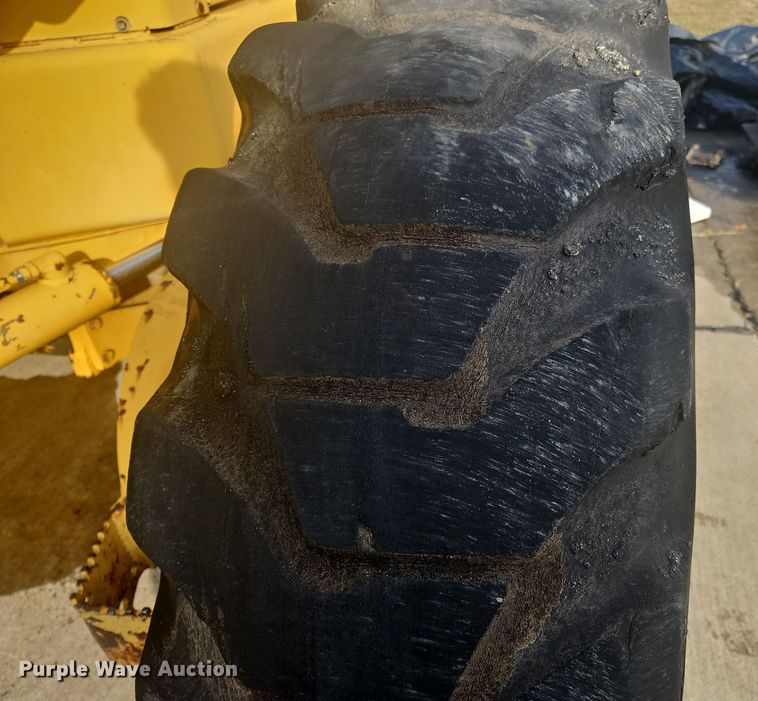 image for item NZ9097 1994 John Deere 570B  motor grader