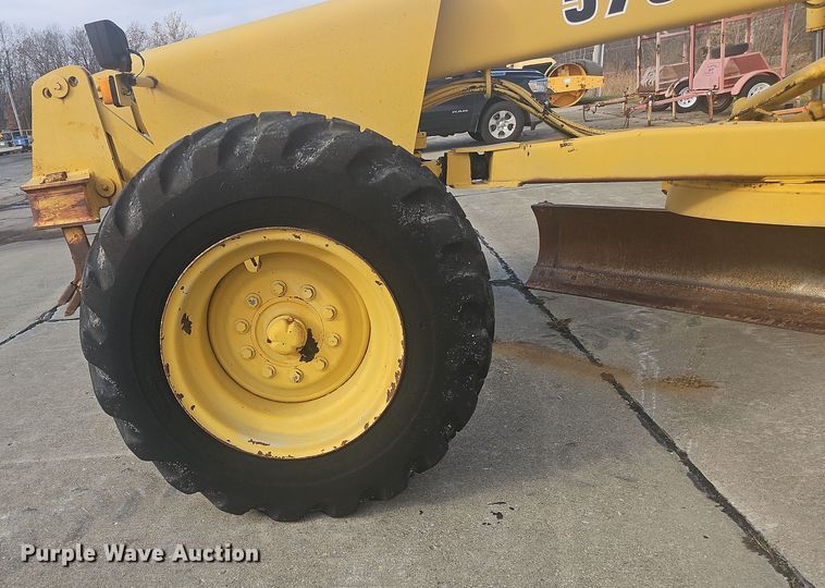 image for item NZ9097 1994 John Deere 570B  motor grader